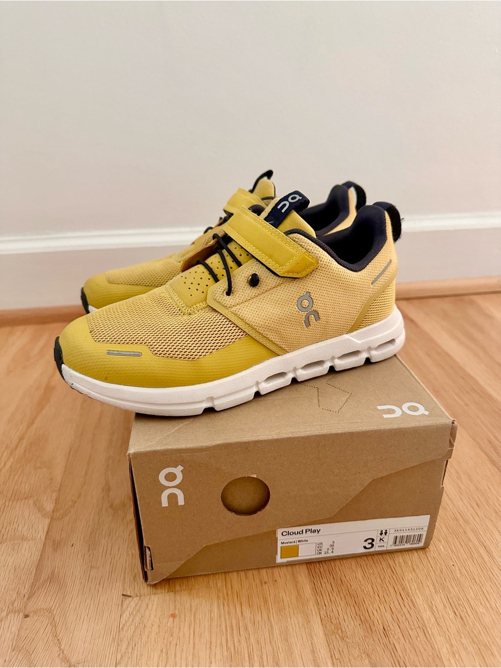 On Running Cloud Play Kids mustard Hook-and-Loop Sneakers Sz 3